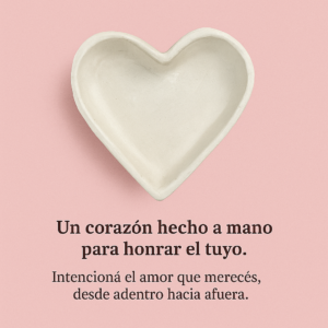 Corazones de cerámica artesanal sobre fondo rosa, parte del taller de arte ritual para activar el amor propio y manifestar vínculos genuinos.